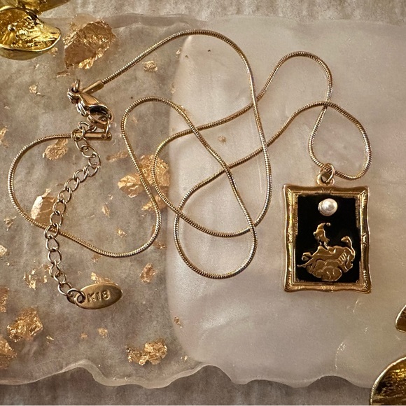 Reclining Woman Portrait Painting Artistic Picture Frame Pearl 18K Gold Necklace - Picture 14 of 16